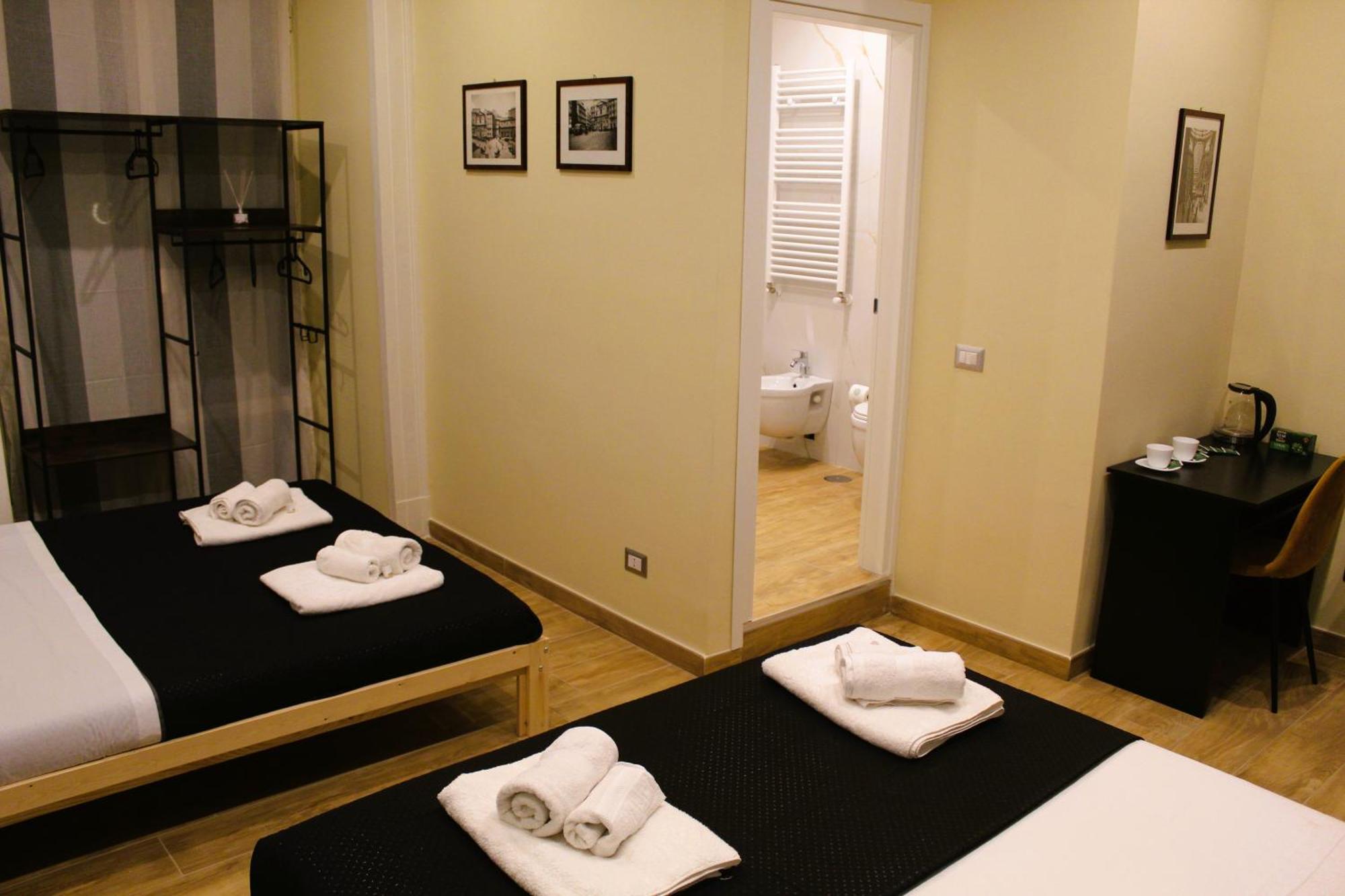 Blackwoody Contemporary Rooms - Napoli Centro Storico Via Toledo Exterior photo