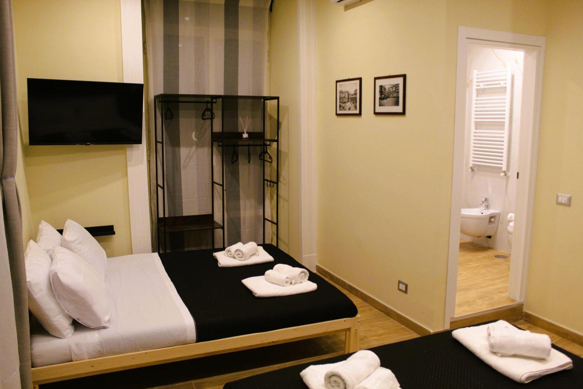 Blackwoody Contemporary Rooms - Napoli Centro Storico Via Toledo Exterior photo