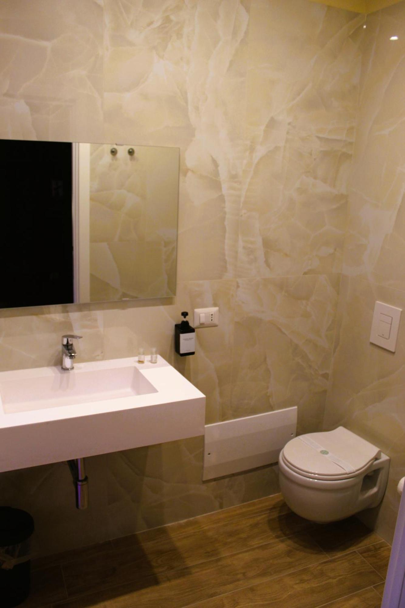 Blackwoody Contemporary Rooms - Napoli Centro Storico Via Toledo Exterior photo