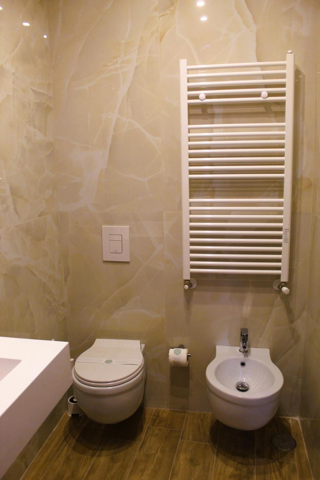 Blackwoody Contemporary Rooms - Napoli Centro Storico Via Toledo Exterior photo
