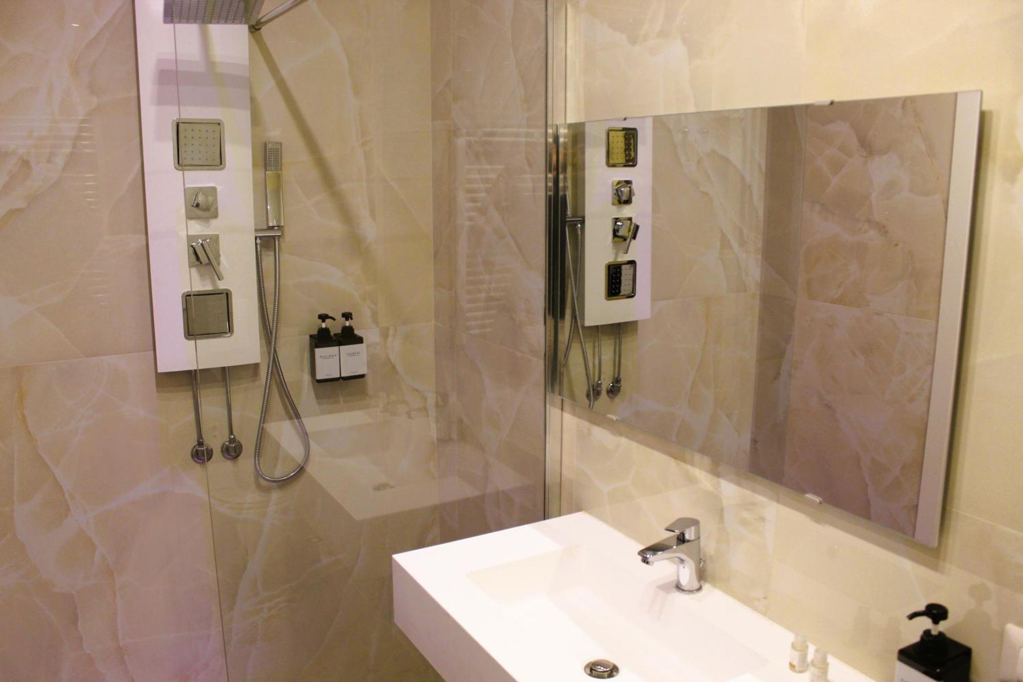 Blackwoody Contemporary Rooms - Napoli Centro Storico Via Toledo Exterior photo