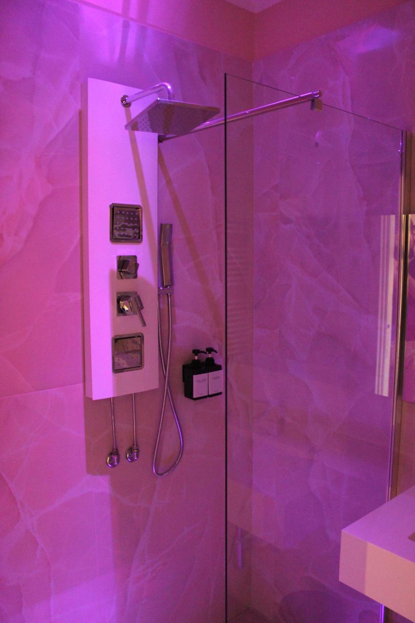 Blackwoody Contemporary Rooms - Napoli Centro Storico Via Toledo Exterior photo