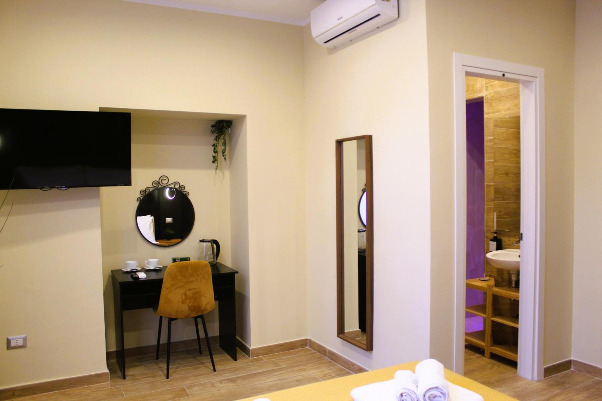 Blackwoody Contemporary Rooms - Napoli Centro Storico Via Toledo Exterior photo
