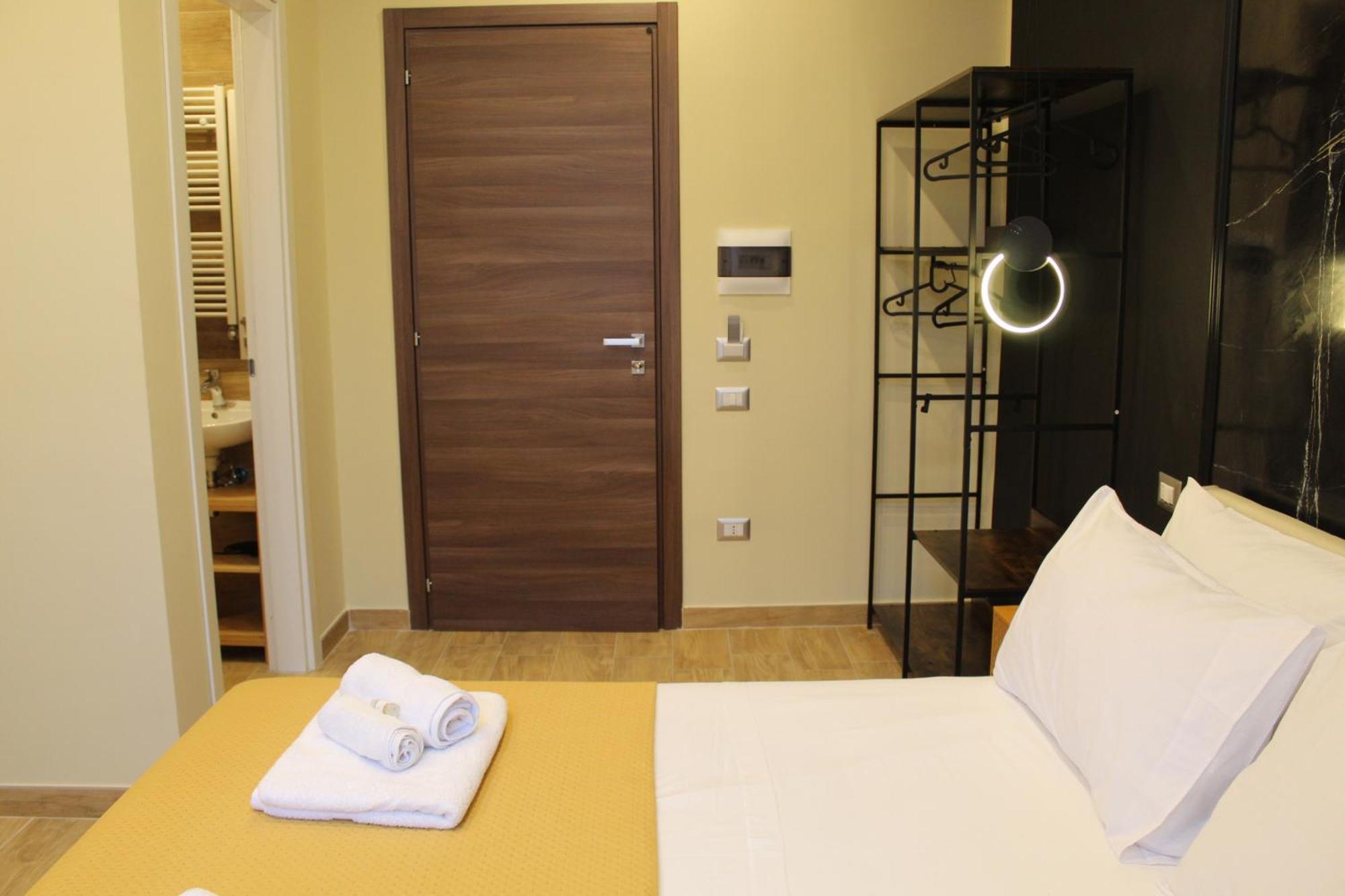 Blackwoody Contemporary Rooms - Napoli Centro Storico Via Toledo Exterior photo
