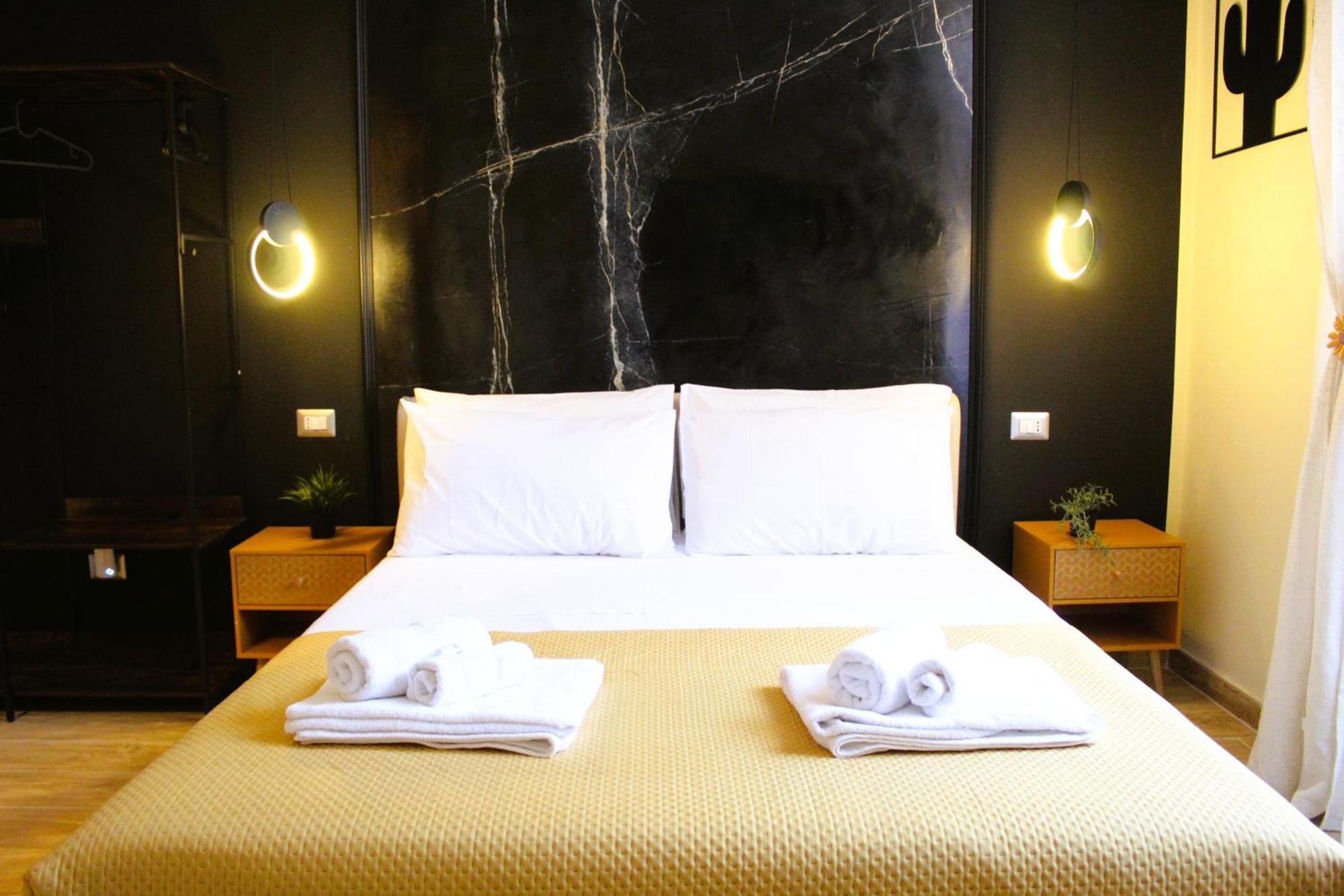 Blackwoody Contemporary Rooms - Napoli Centro Storico Via Toledo Exterior photo
