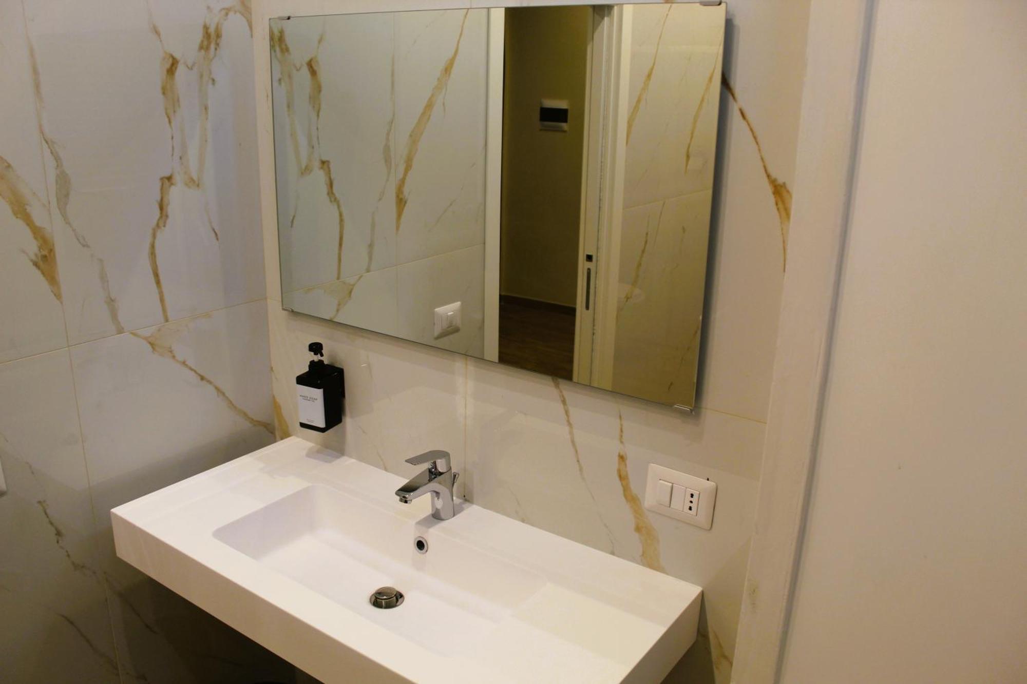 Blackwoody Contemporary Rooms - Napoli Centro Storico Via Toledo Exterior photo