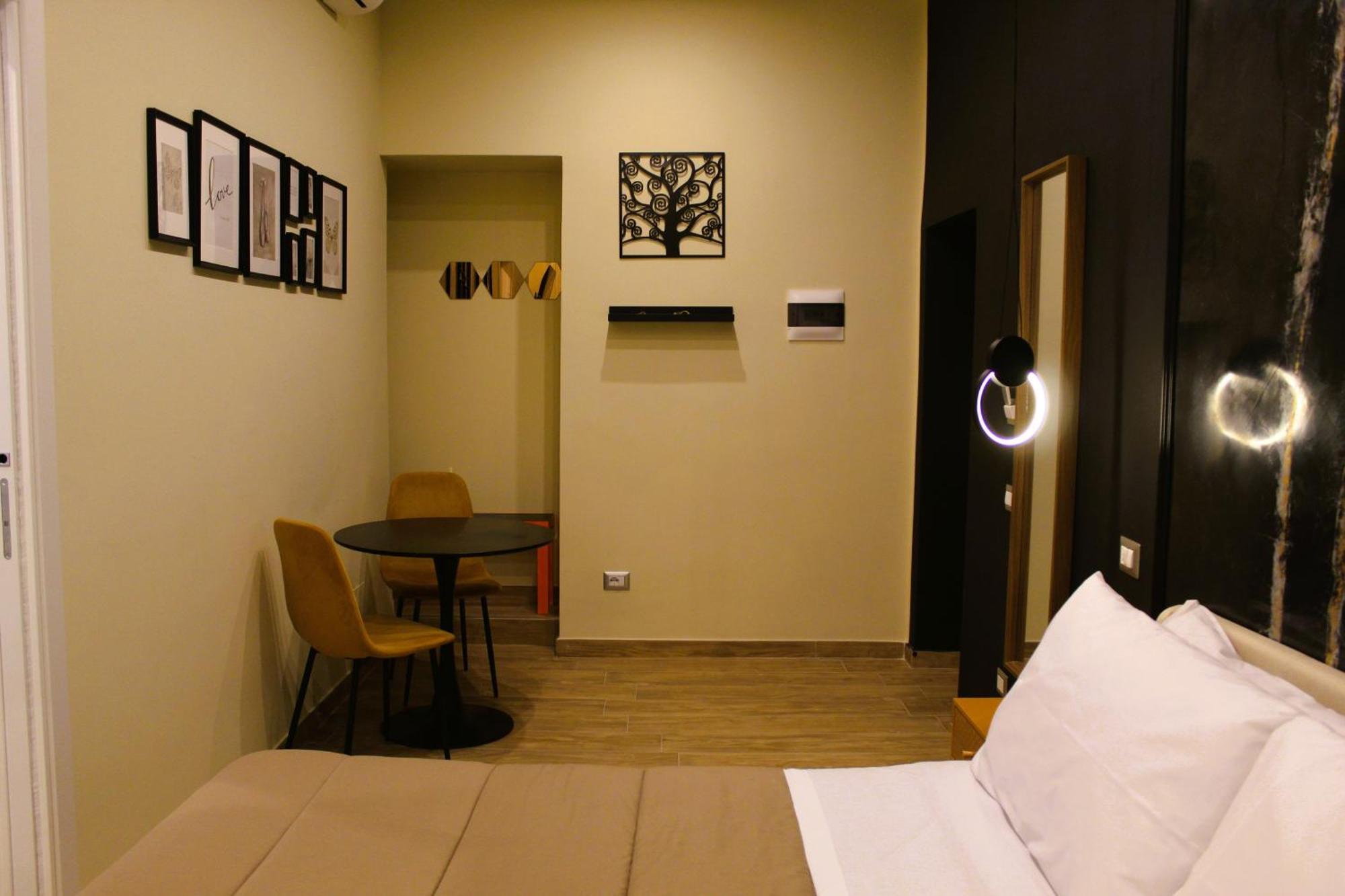Blackwoody Contemporary Rooms - Napoli Centro Storico Via Toledo Exterior photo