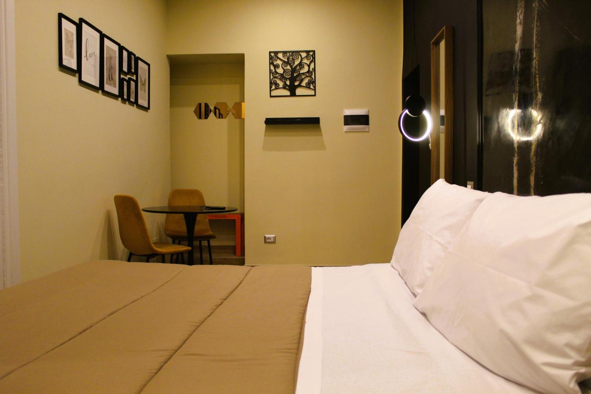 Blackwoody Contemporary Rooms - Napoli Centro Storico Via Toledo Exterior photo
